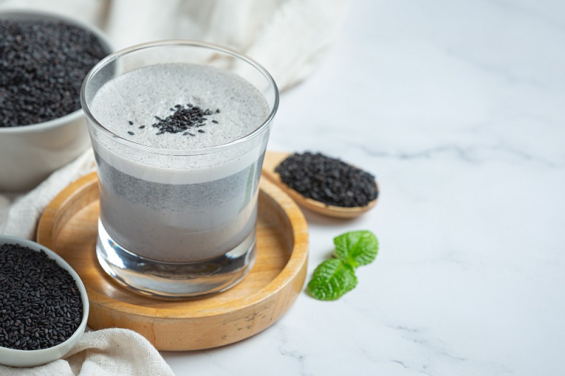 The Health Benefits of Incorporating Black Sesame Milk